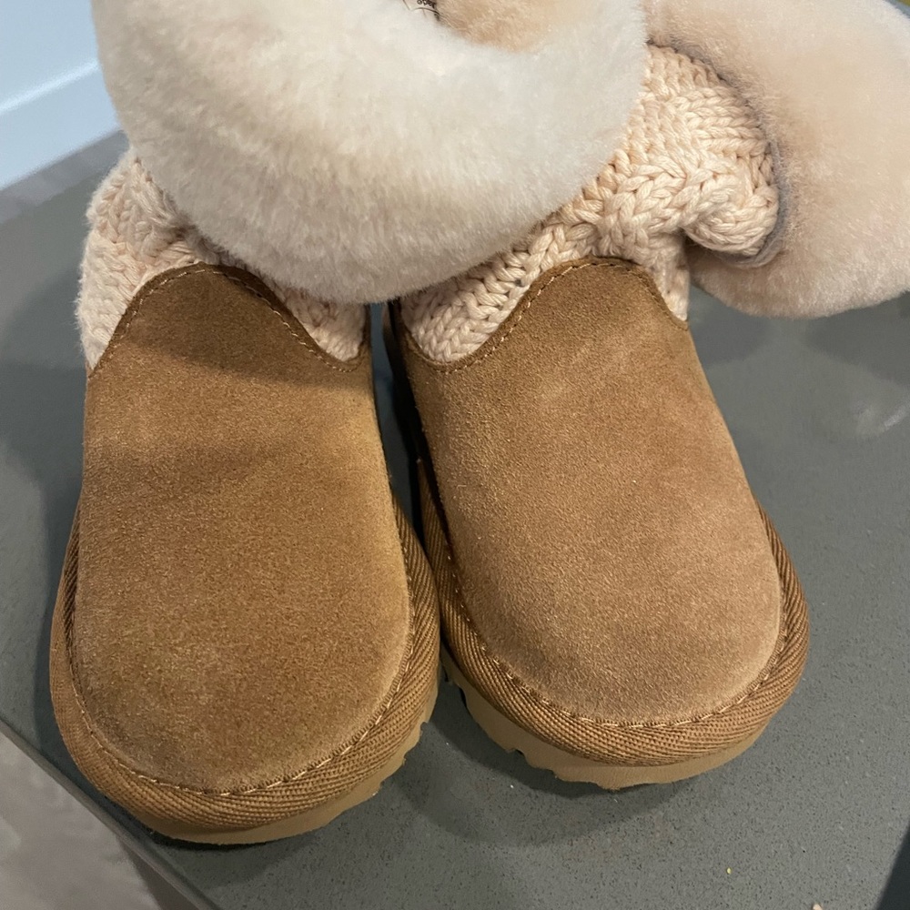 Kids Uggs boots size 5